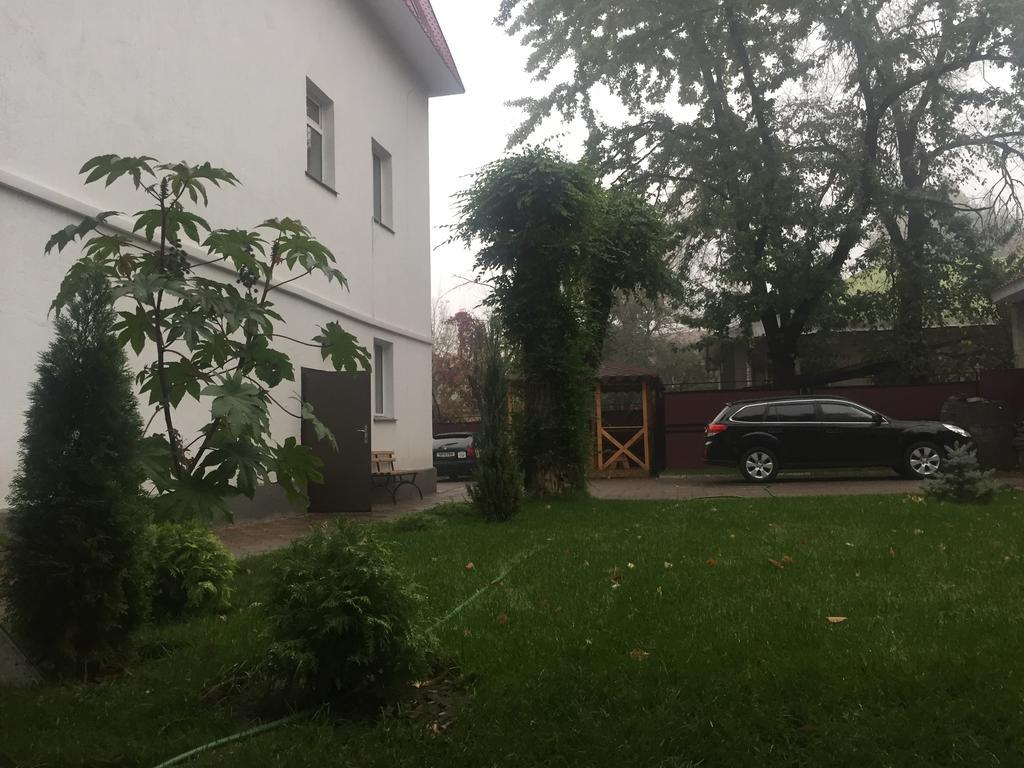Fiveseasons Vandrarhem Alma-Ata Exteriör bild